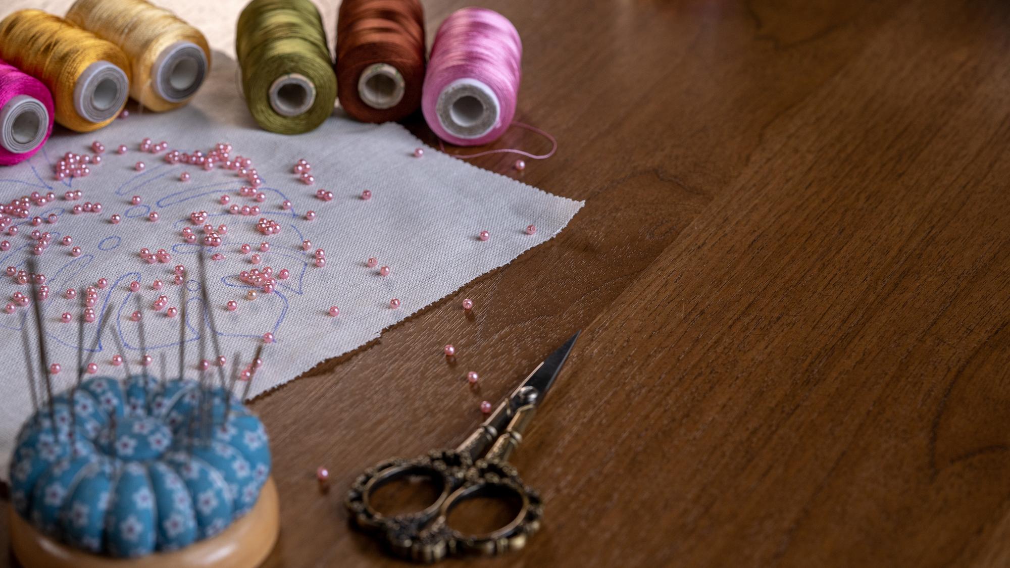 atelier z narzędziami do haftu